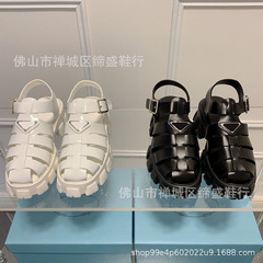 厚底で身長アップ効果のあるローマ風編み込みサンダル レディース 2025春夏新作 中空デザインの豚かごシューズ つま先が覆われたストラップ付きプラットフォームシューズ