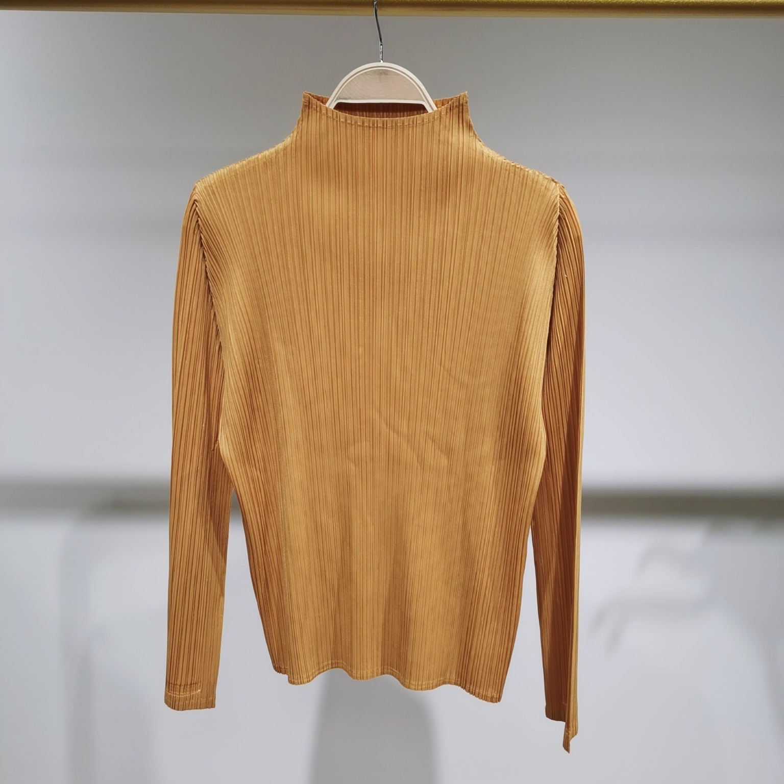 Oferta especial popular 2024 otoño y primavera estilo ins pliegues de gama alta para toda la vida cuello alto manga larga delgada camisa de fondo casual de gran tamaño