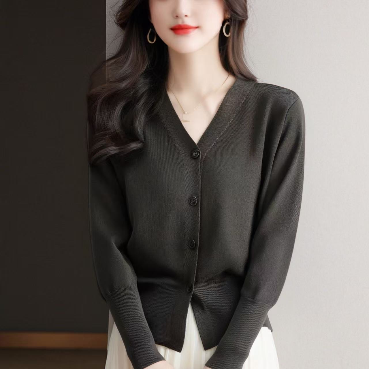 New V-Neck Knitted Cardigan for Women in Early Autumn, New High-End Outer Wear, Loose and Slim Lantern Sleeve Knitted Sweater Jacket