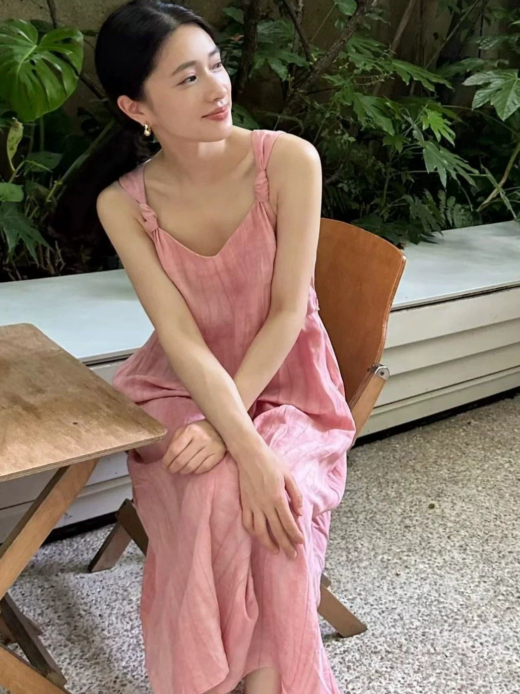 Летнее платье 2025 года для женщин: свободный крой, утягивающее, в стиле ленивого шика, с принтом тай-дай, на тонких бретелях и с рюшами.