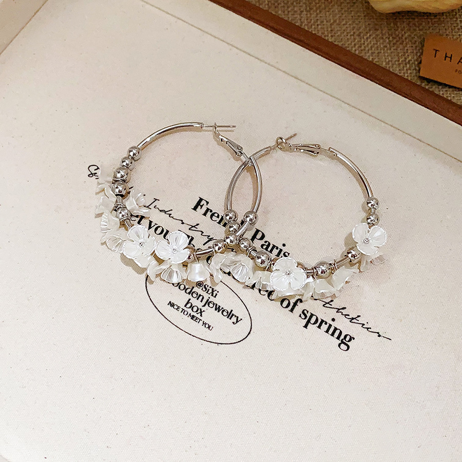 Aguja de plata Acrílico Flor Orejas redondas Pendientes de temperamento de viento frío europeo y americano Pendientes de lujo ligero de alta calidad Mujeres