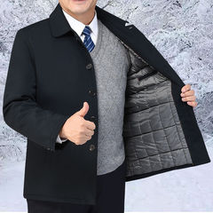 中高年の男性服のコートと綿のジャケットの冬のお父さんは保温の綿の服を詰めてカジュアルでゆったりしているボタンの子を着ます。