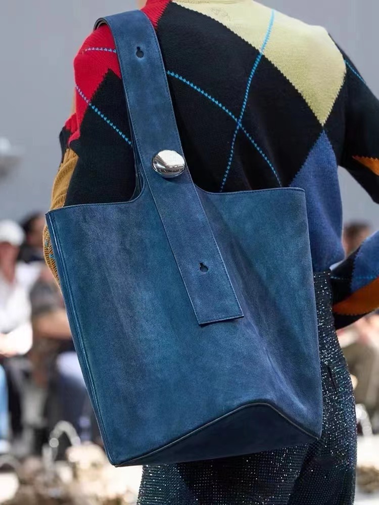 Défilé de mode 2024 nouveau seau minimaliste givré à la mode et polyvalent en daim à une seule épaule grande capacité pour femmes_voghion.com