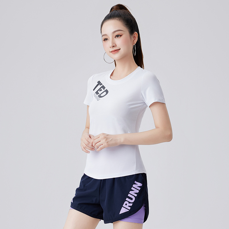 흰색 반팔 검은 반바지 (보라색 로고)