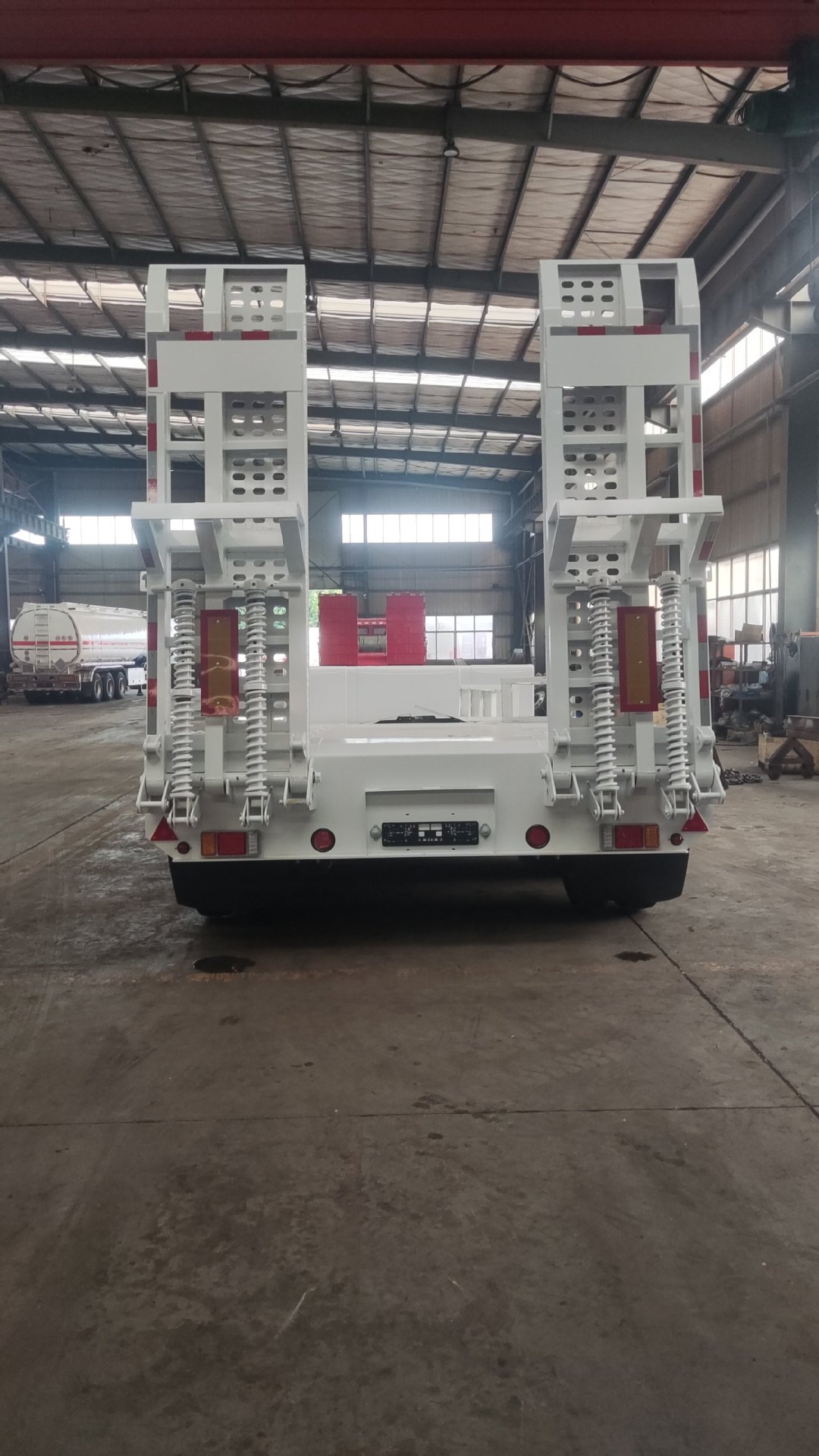 Excavator trailer for large equipment transportation, three-axle ladder-type hook trailer, heavy-duty engineering machinery transport