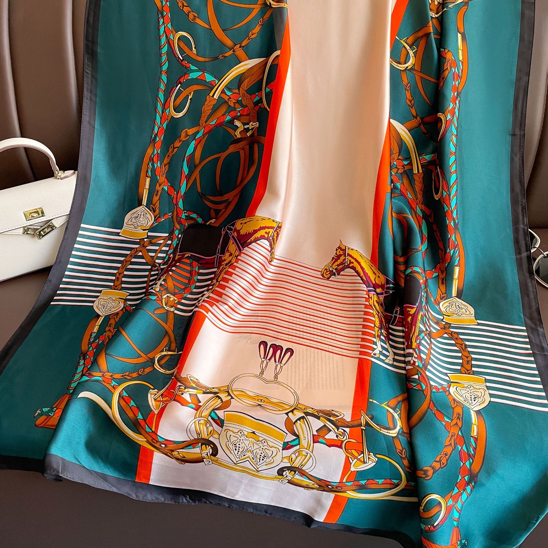 2023 nueva cadena de bufanda de seda artificial para mujer de primavera y verano chal de protección solar Toalla de playa Lijing bufanda de satén bufanda grande