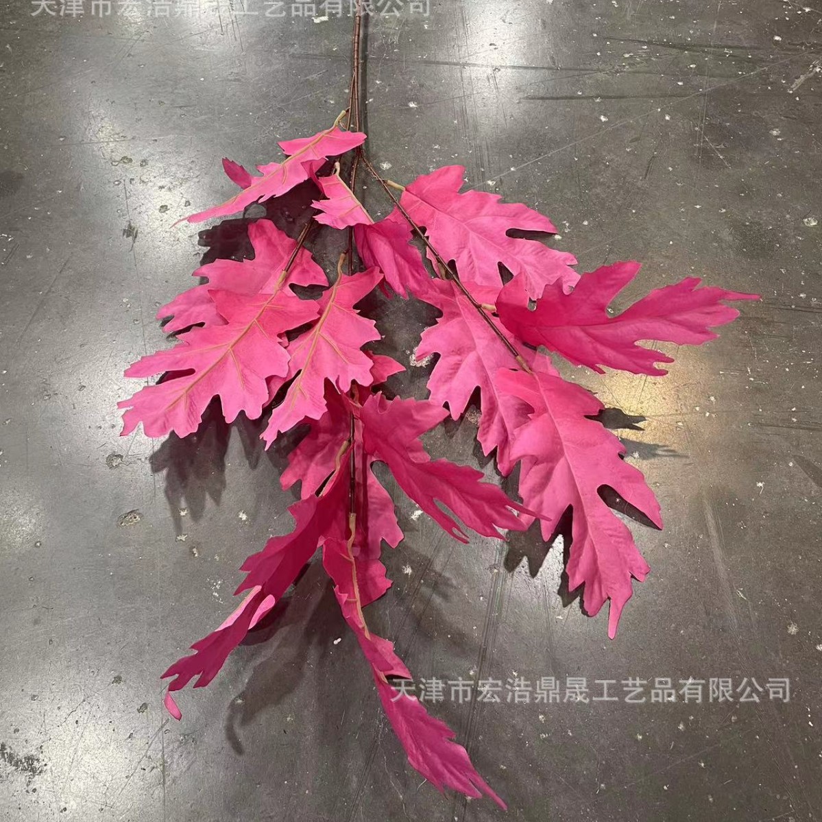 Artificial gran hoja de roble Pavo Real Pino boda salón de bodas camino plomo fila decoración arreglo floral flor falsa decoración suave ingeniería al por mayor