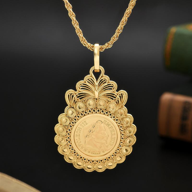 A Gold Women's Necklace with a Metal Portrait Coin Pattern Engraved Bridal Fashion Pendant 60cm Twist Chain