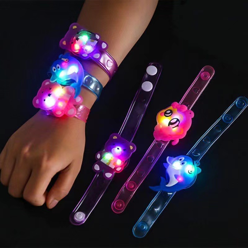 2024 juguetes luminosos, una gran colección de palos de cuatro secciones, palos de luz de concierto, sombreros brillantes, anillos, tirachinas, flechas voladoras, etc.