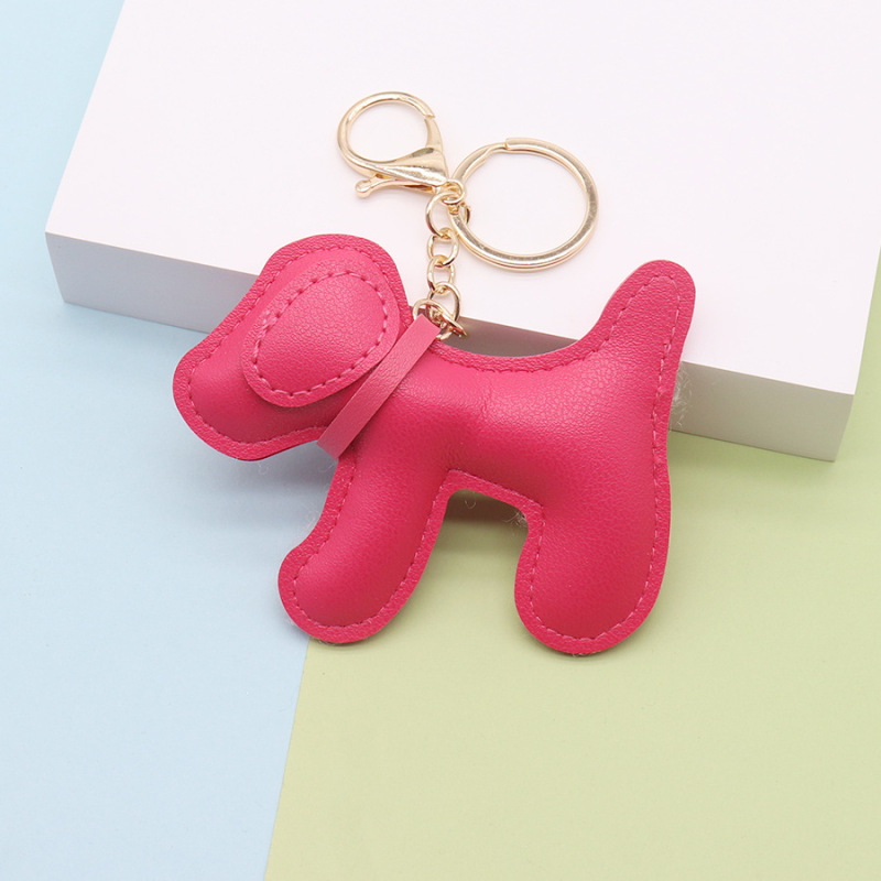 多色の創意的な子犬の鍵は革の掛け物を掛けます。|undefined
