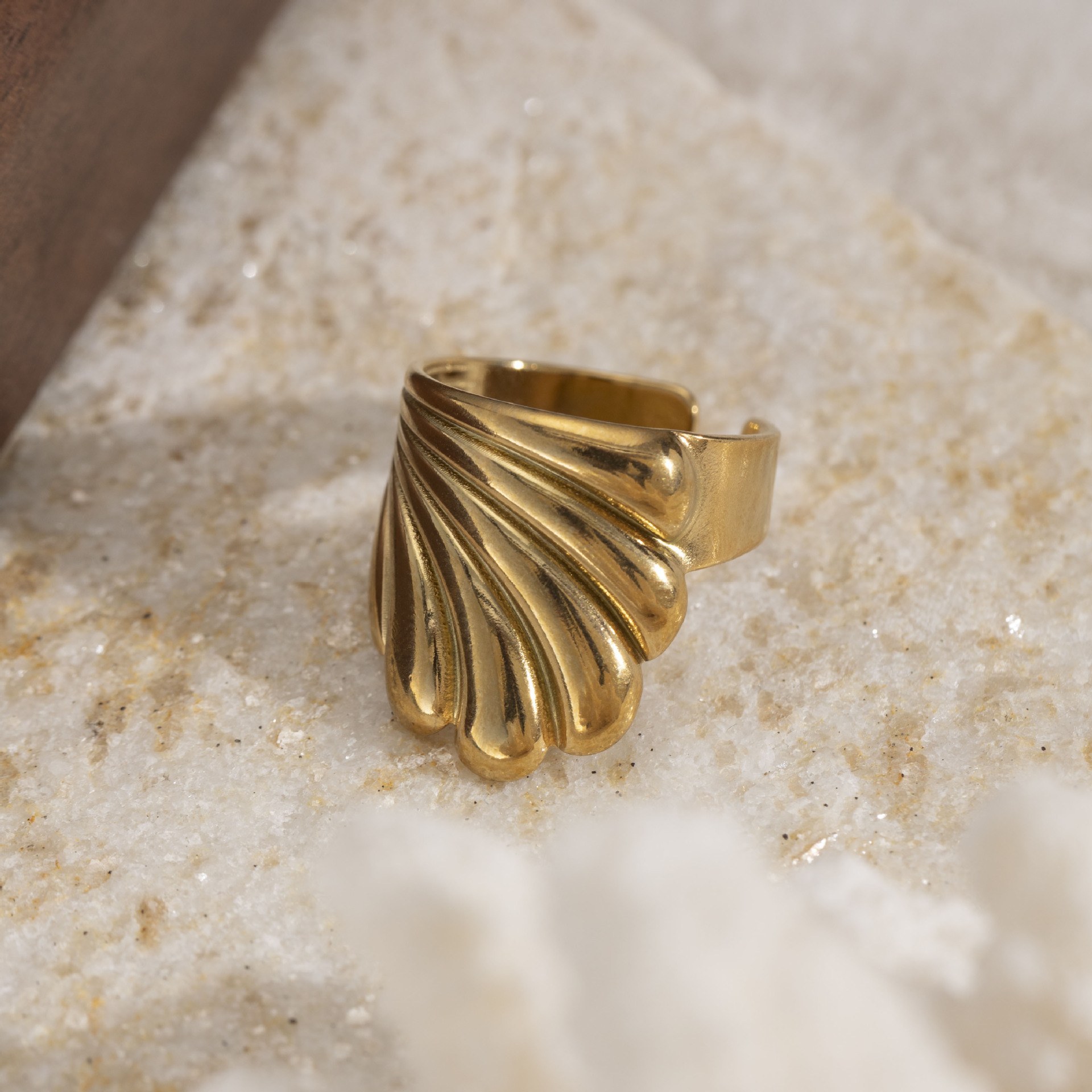 Anillo de acero inoxidable europeo y americano Tena Diseño de nicho femenino Anillo de apertura irregular retorcido Acero de titanio Joyería explosiva Mujer