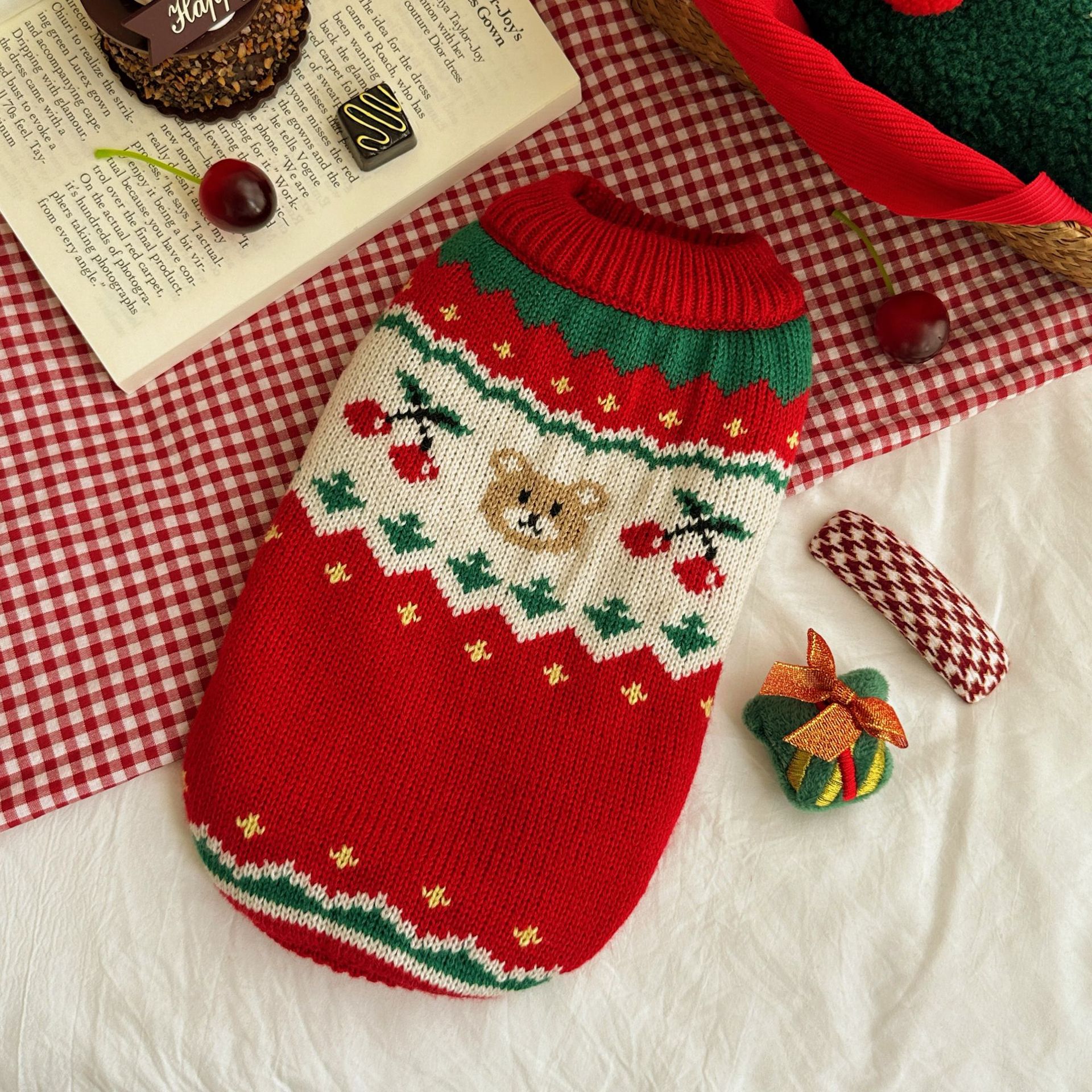 秋と冬のペット犬服小型犬と猫用のスポット卸売お祝いクリスマスチェリーペットセーターを暖かく保ちます。