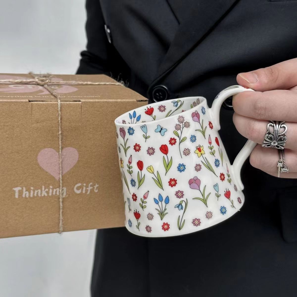 Taza de alta calidad de lujo ligera flor de dibujos animados taza de cerámica de alta capacidad taza de café de alto valor de cara taza de agua regalo