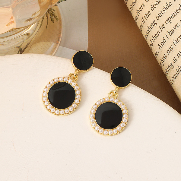 Black retro elegant earrings from pearl