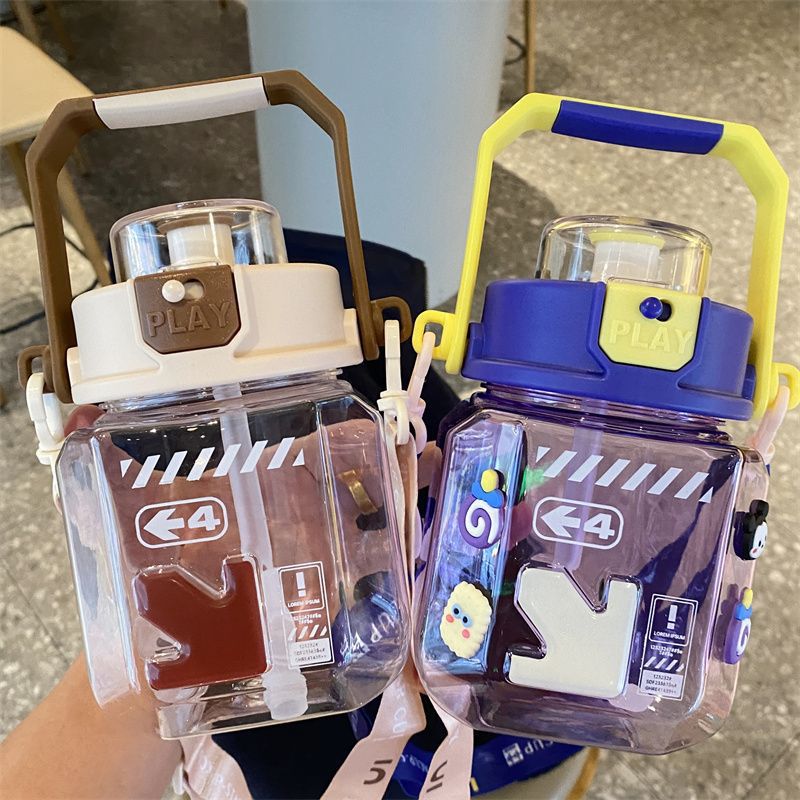 Verano niños de dibujos animados tazas de agua de plástico de gran capacidad lindas tazas portátiles tazas de paja deportivas al aire libre para hombres y mujeres