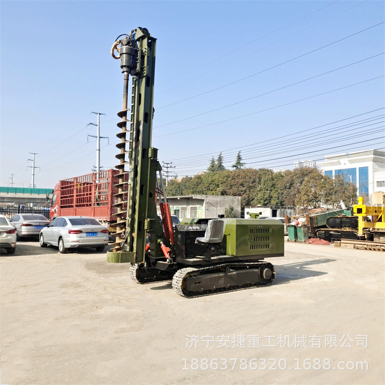 山坡升降履带光伏钻机 摆臂定位螺旋钻孔机 戈壁滩电动光伏打桩机