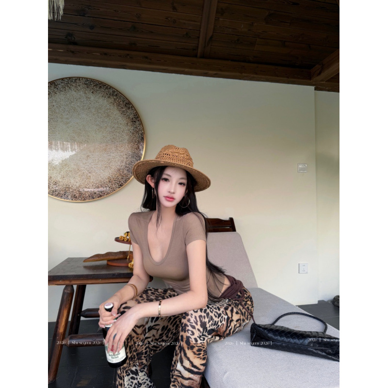 Kavakolor T-shirt va yuqori bel leopard keng shim to'plami