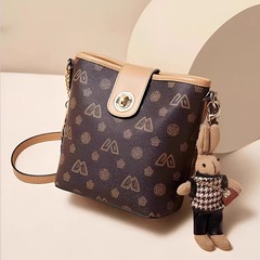 女性用バッグ 2025 新しいシングルショルダークロスボディレディースバッグファッショナブルな質感のバケットバッグパーソナライズされた西洋スタイルのワイドショルダーストラップ小さな正方形バッグ