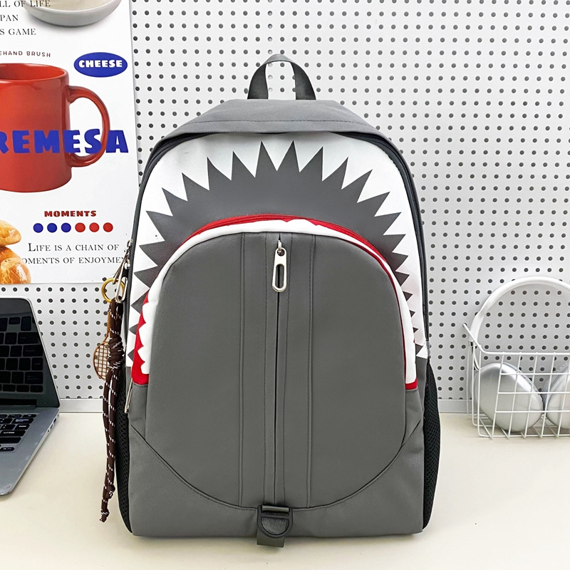 펜던트가 달린 다크 그레이