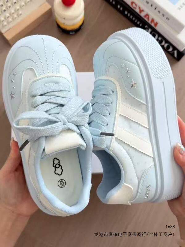 Cream-colored, thick-soled white sneakers for women, perfect with dresses, a stunning look for 2026, ideal for summer casual wear, and a trendy "bread shoe" style Cream-colored, thick-soled white sneakers for women, perfect with dresses, a stunning look for 2026, ideal for summer casual wear, and a trendy "bread shoe" style