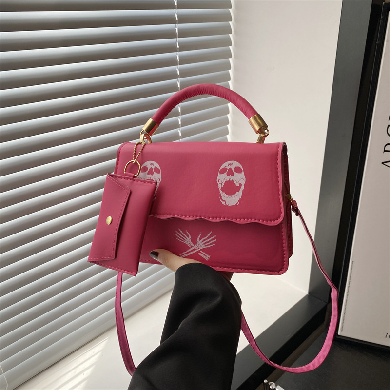 Bolso de hombro casual para mujer 2024 nuevo bolso cuadrado pequeño portátil de moda de moda bolso de mensajero con estampado de calavera de personalidad popular