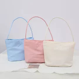 女士斜挎包;挂饰挂件;女士手提包