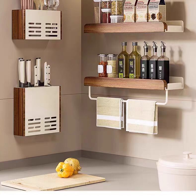 美ラードの台所の物置棚は穴を開けないで調味料をかぶせます。|undefined