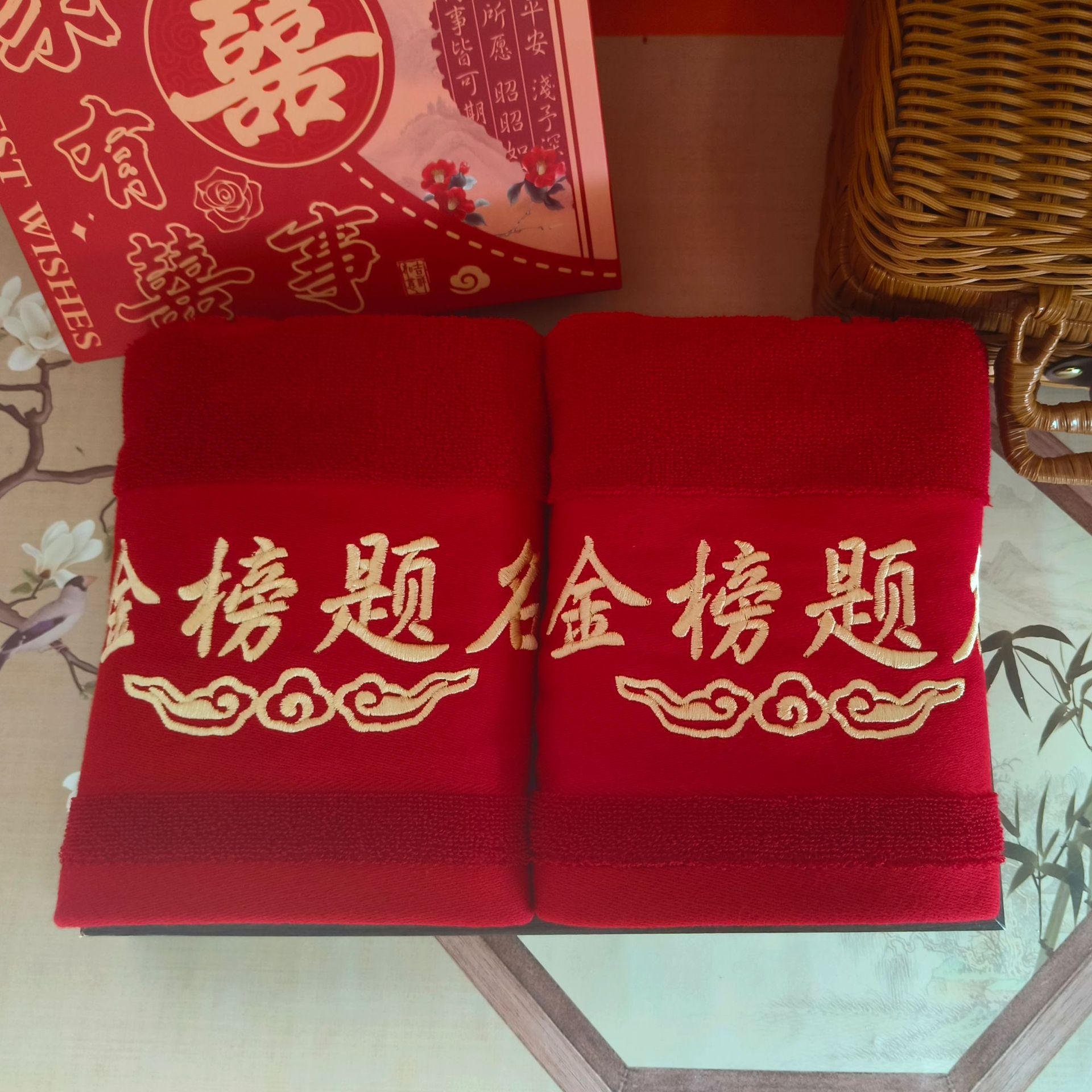 Бордовое бамбуковое хлопковое полотенце с широкой золотой вышивкой «Академический успех»