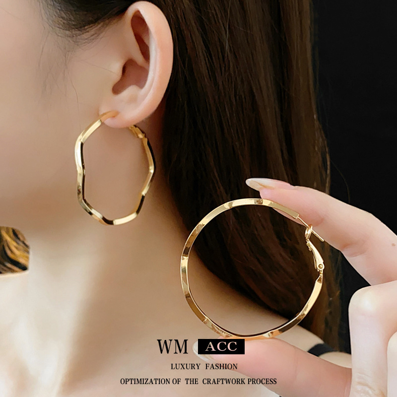 Pendientes redondos irregulares con aguja de plata Pendientes simples y fríos de moda Pendientes europeos y americanos de lujo ligero Pendientes de alta gama mujeres