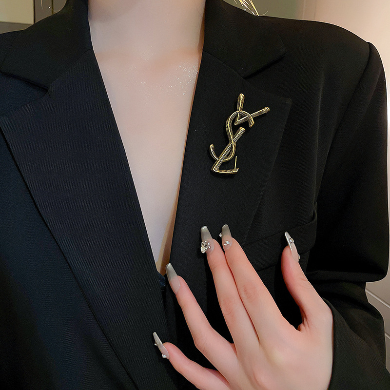 Chanel estilo metal carta VSL broche francés nicho de alto grado temperamento traje suéter pin ramillete femenino