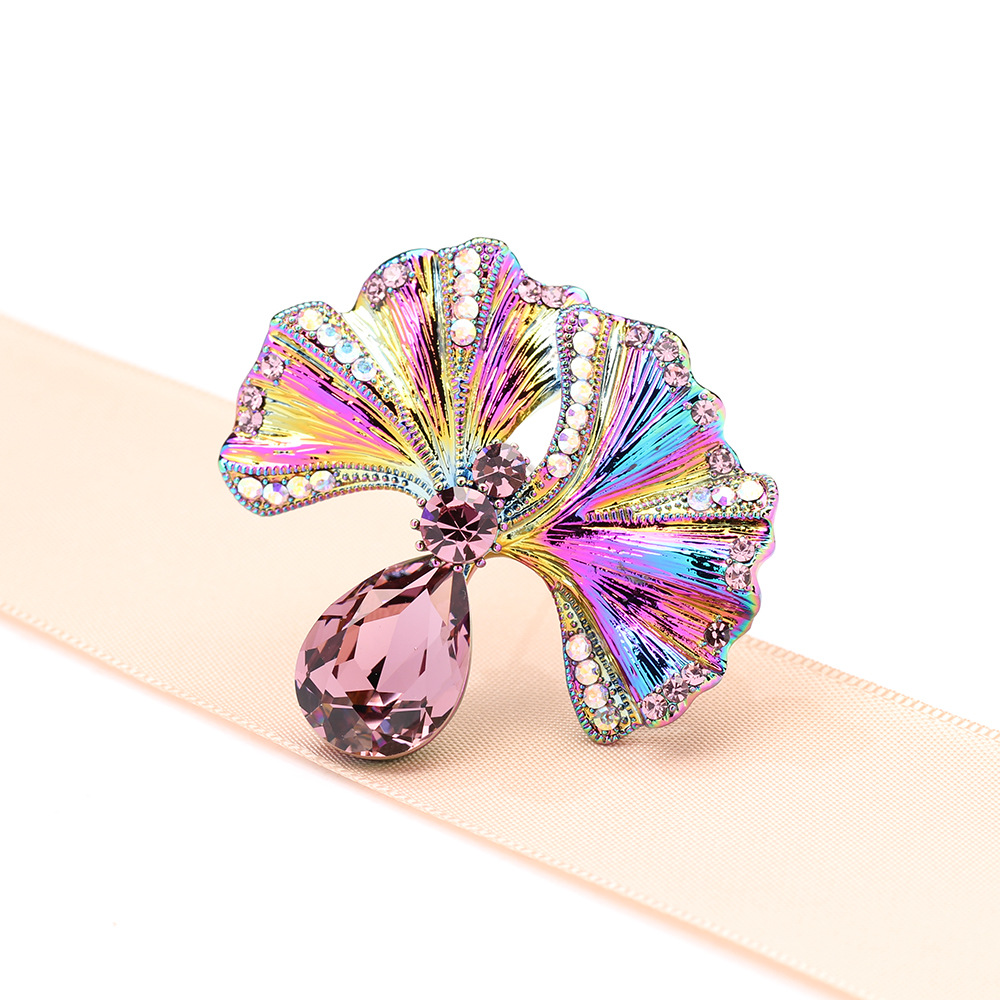 men’s Brooch For Stylish Layering. Vintage-inspired Yet Minimalist Design That Adds Quiet Confidence And Effortless Elegance To Any Outfit. New Niche_voghion.com