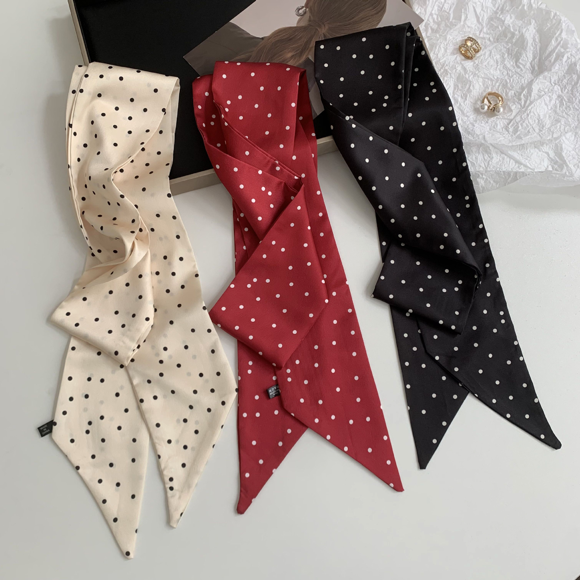 Versión coreana de la bufanda de seda de imitación con lunares decorativos de todo fósforo