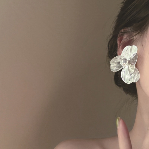 Water Mist Garden ~ Exquisite French-Style Metal Butterfly Flower Earrings, Light Luxury High-End Unique Design, Elegant and Simple Personality