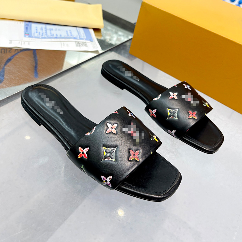 Europa y los Estados Unidos de moda sandalias casuales 2025 nuevo cuero de color sólido en relieve zapatillas de playa una zapatilla para mujeres comercio exterior