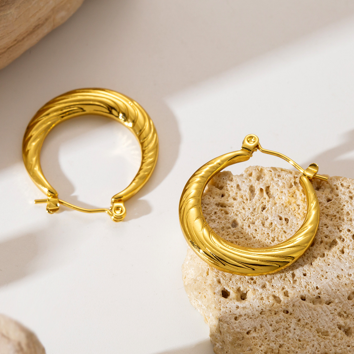 Pendientes de alta gama europeos y americanos, patrón de plumas, metal exquisito, acero inoxidable, moda de lujo ligera, pendientes de mujer transfronteriza retro