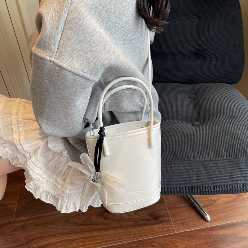 Bolso de moda personalizado bolso de cubo de textura de color sólido 2025 nuevo bolso de hombro de color sólido casual bolso de mensajero de cercanías