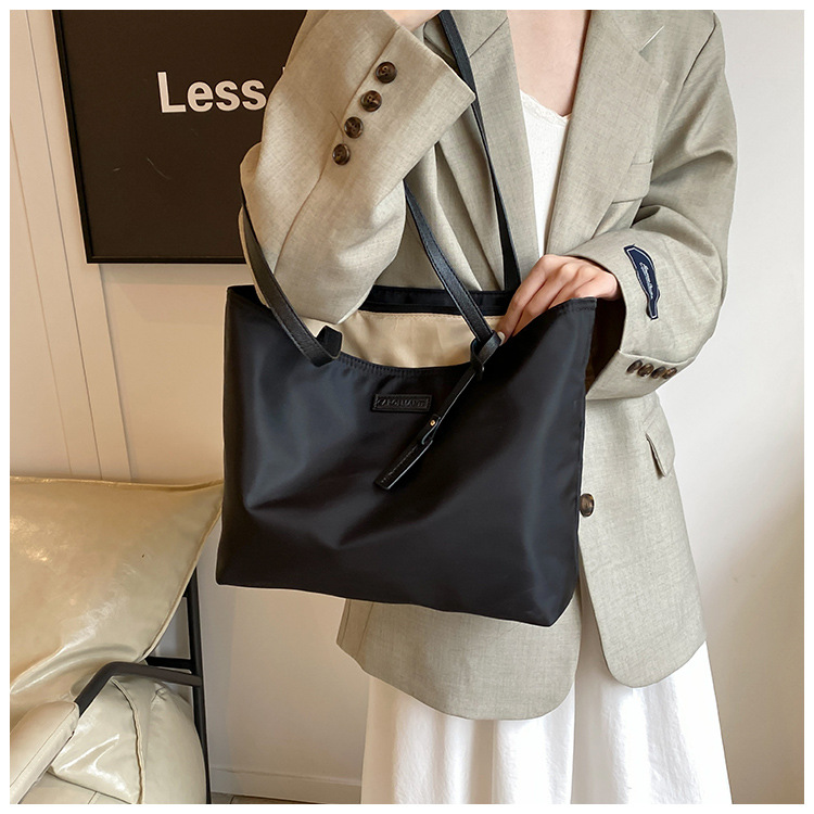 The new Korean-style trendy casual tote bag for women, Oxford fabric large-capacity single-shoulder bag 2025, exudes a sense of luxury undefined