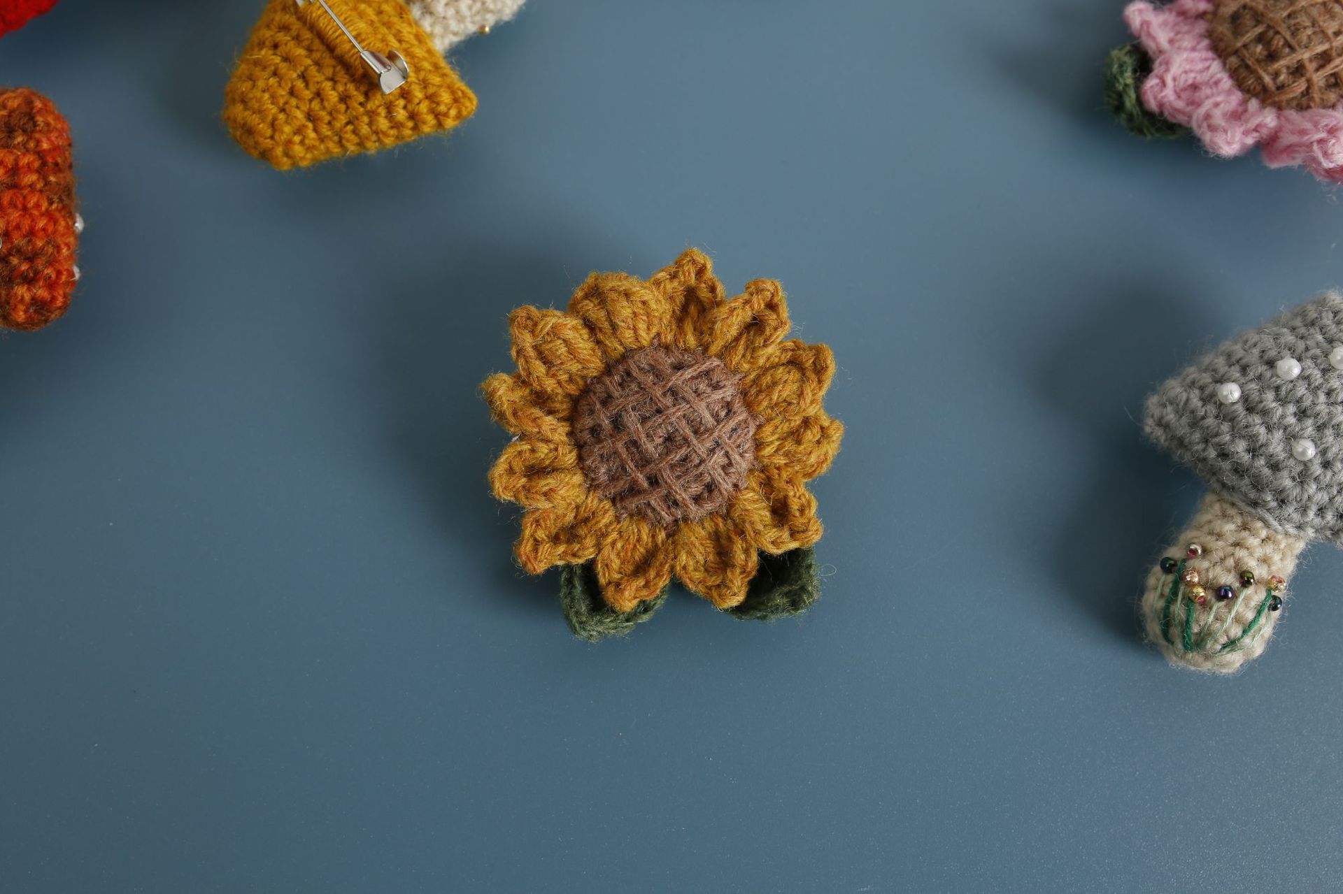 10g Weight Brooches Classification Casual, Daily Occasion Cashmere Material Flower Pattern Autumn&Winter Season Women's Gender Knitting Design Cartoon Style Cartoon Pin Flower Cashmere Knitting Women's Brooches 11