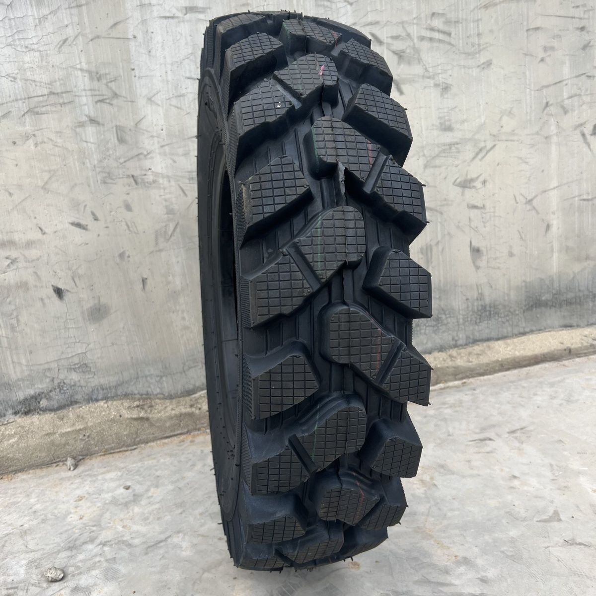 600/650/700/750-12 14 16 Agricultural Four-Wheel Tricycle Tractor with Reinforced Herringbone Tires