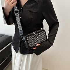 亮鑽個性小方包包女2024春季新款小眾設計寬肩帶高級感單肩斜挎包