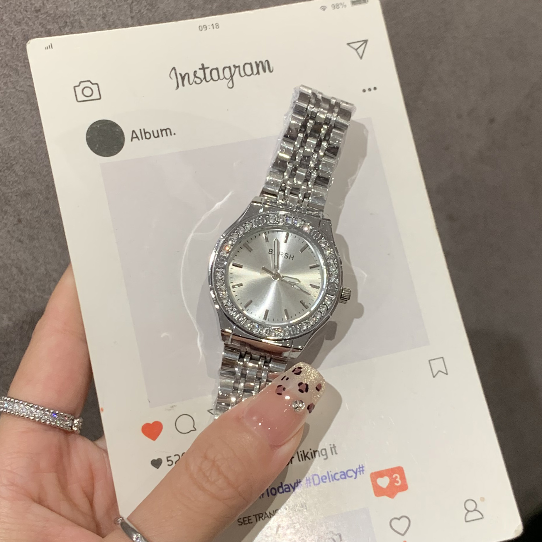 New Minimalist Elegant Lightweight Luxury Fashion Women's Watch with Diamond-Embedded Steel Band High-Grade Appearance Direct Factory Sales Hot-Selling Model