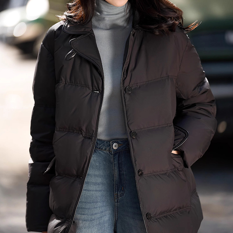 シュークリームのガチョウのベルベットの服の95白のガチョウのベルベットの腰のダウンジャケットの襟の短いコートの平湖の婦人服の新型の冬の女性のモデル