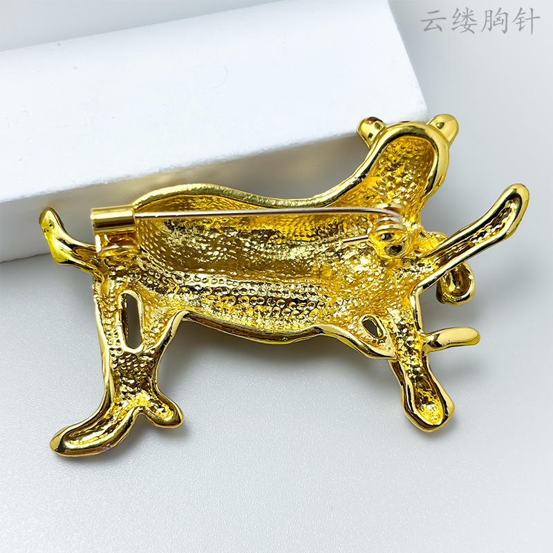 European and American Style Alloy Enamel Leopard Holding a Tree Brooch, High-End Vintage Men's Suit Coat Lapel Pin Accessory
