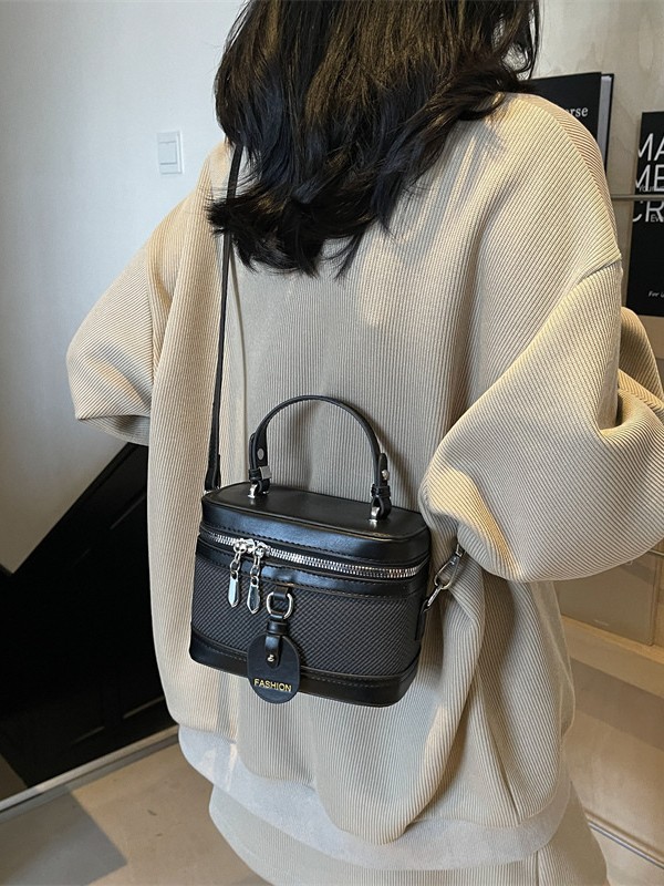 Caja portátil de moda retro transfronteriza Bolsa cuadrada pequeña para mujer 2025 nuevo bolso de mensajero de un solo hombro con textura de alta gama