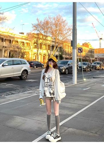 320g Slim Fit V-Neck Letter Print Sweatshirt for Women - Loose and Stylish Gray Apricot Top