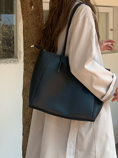 Retro capacious shoulder bag