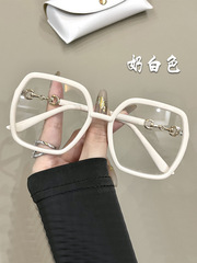 Rough edge large frame black beauty skin god, big face slimming retro anti-blue light myopia flat glasses, suitable for men and women casual wear.