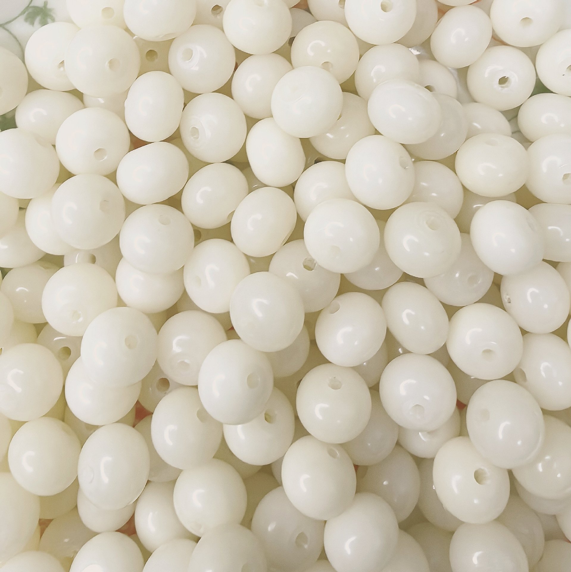 Бусины-яблоки белые 8х10мм