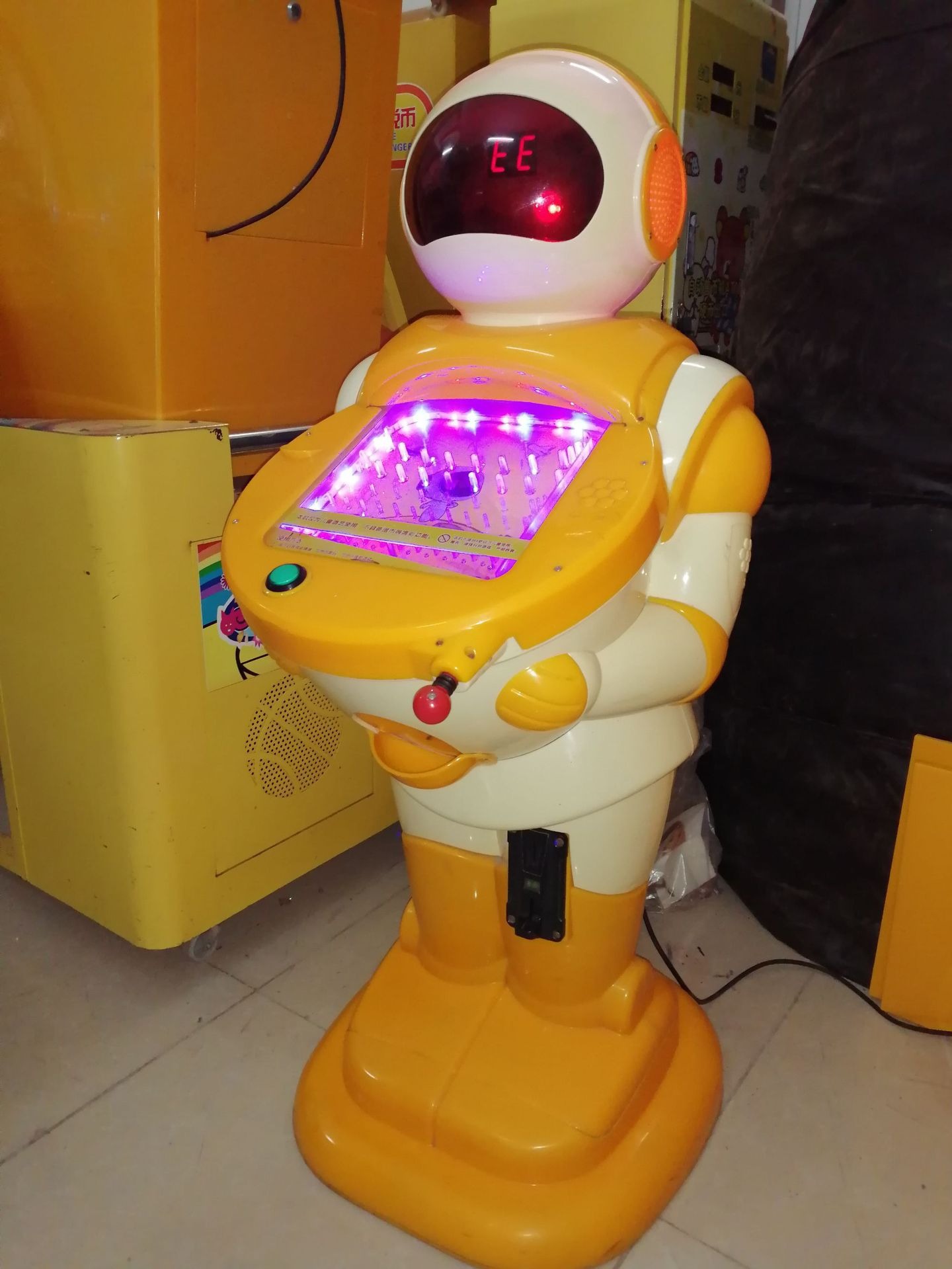 Robot, pinball machine