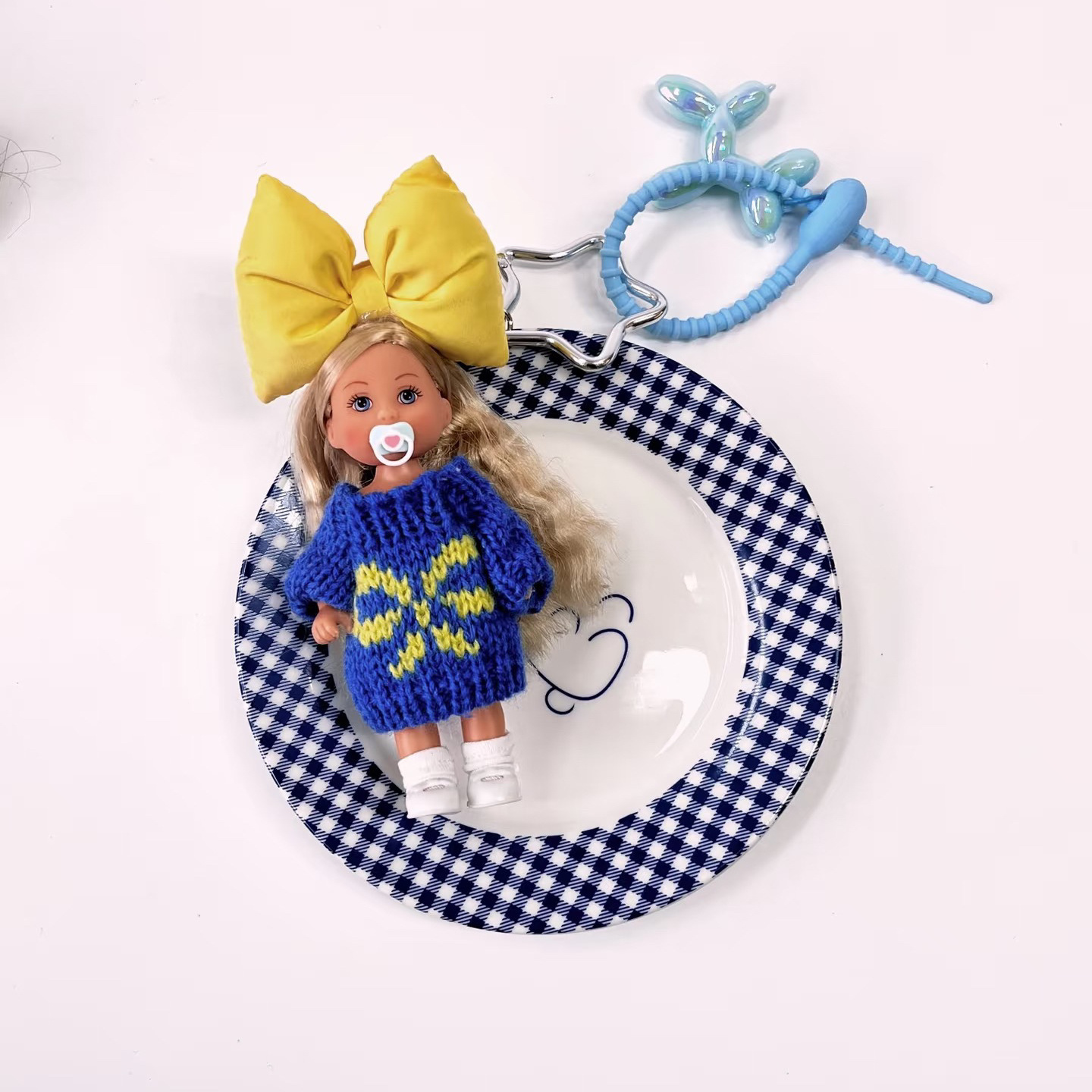 파란색 스웨터 풍선 강아지 인형 펜던트